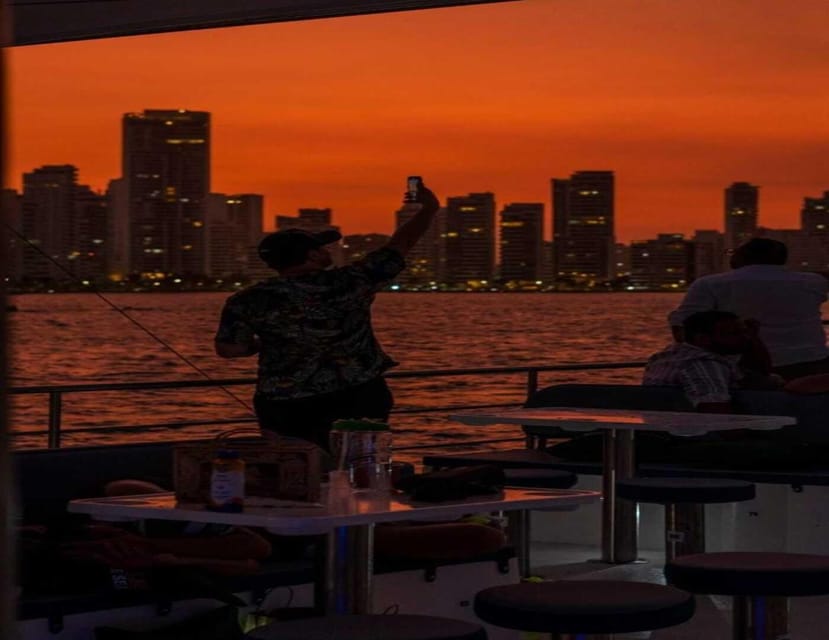 Cartagena: Shiny Catamaran - Nightplan in the Bay!