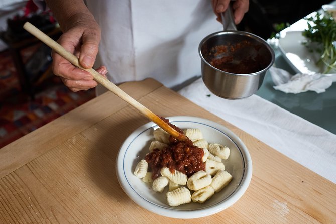 Cesarine: Market Tour & Cooking Class at Locals Home in Lucca