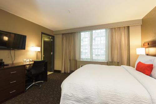 Courtyard by Marriott Times Square West - Hotel Location and Proximity