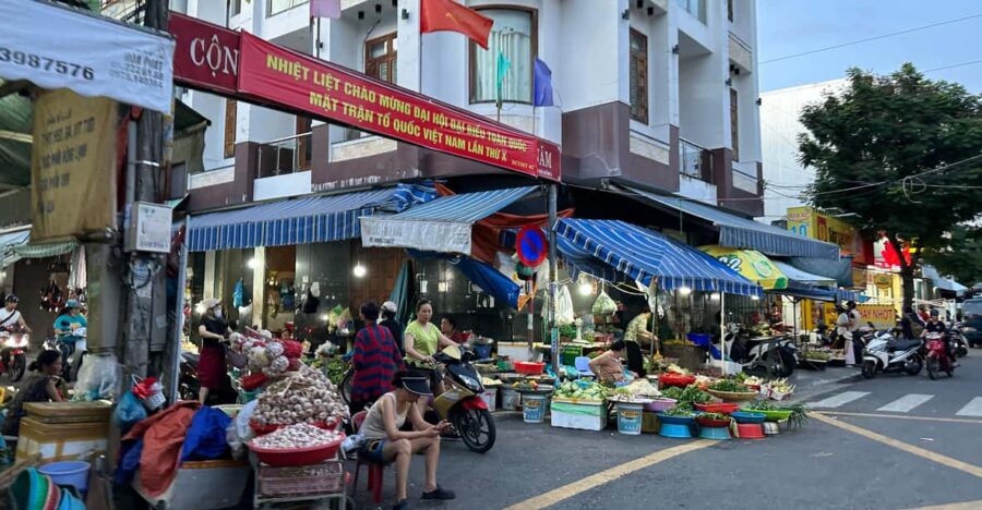 Da Nang: Street Food Evening Tour by Motorbike