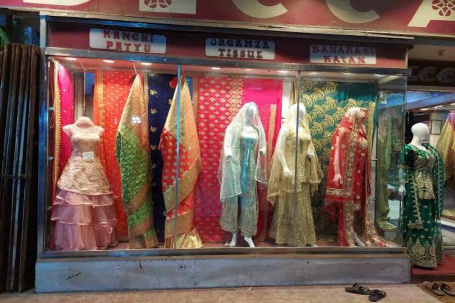 Delhi: Private Guided Shopping Tour in A/C Car With Transfer