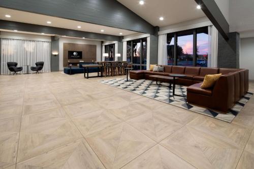 DoubleTree by Hilton Bakersfield - Location and Accessibility