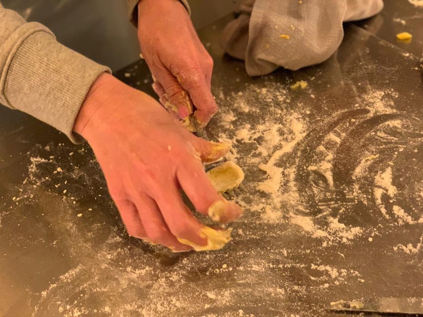 Florence: Pasta & Tiramisu Cooking Class With Unlimited Wine