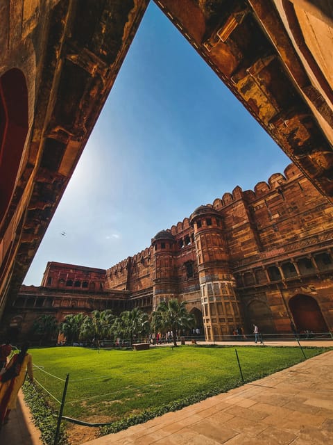 From Delhi: 2-Day Taj Mahal Sunrise Tour With Fatehpur Sikri