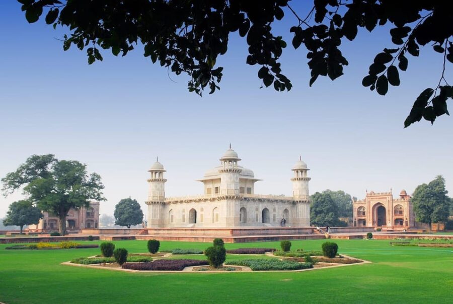 From Delhi: Private Taj Mahal, Agra Fort & Baby Taj Day Trip