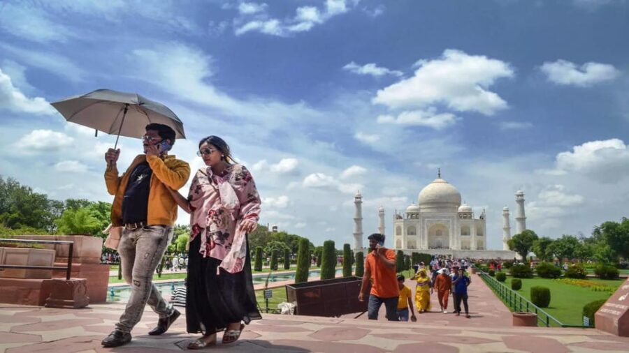 From Delhi: Taj Mahal Tour With Lunch at 5-Star Hotel