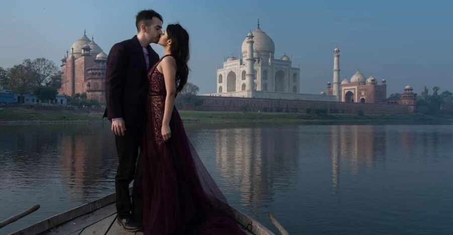 From Delhi: Taj Mahal Tour With Photographer & Boat Ride.