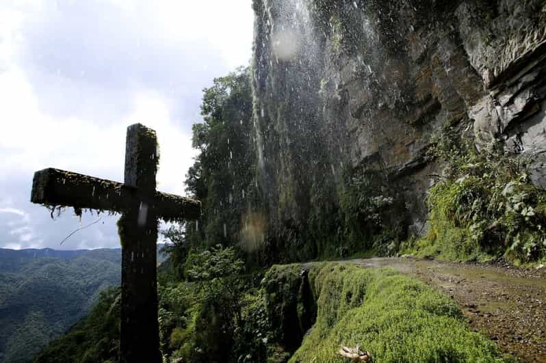 From La Paz: Death Route by Mountain Bike Tur Guided Tour