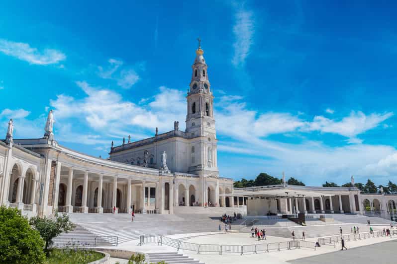 From Lisbon: Fátima, Nazaré, Óbidos Private Tour Premium Car