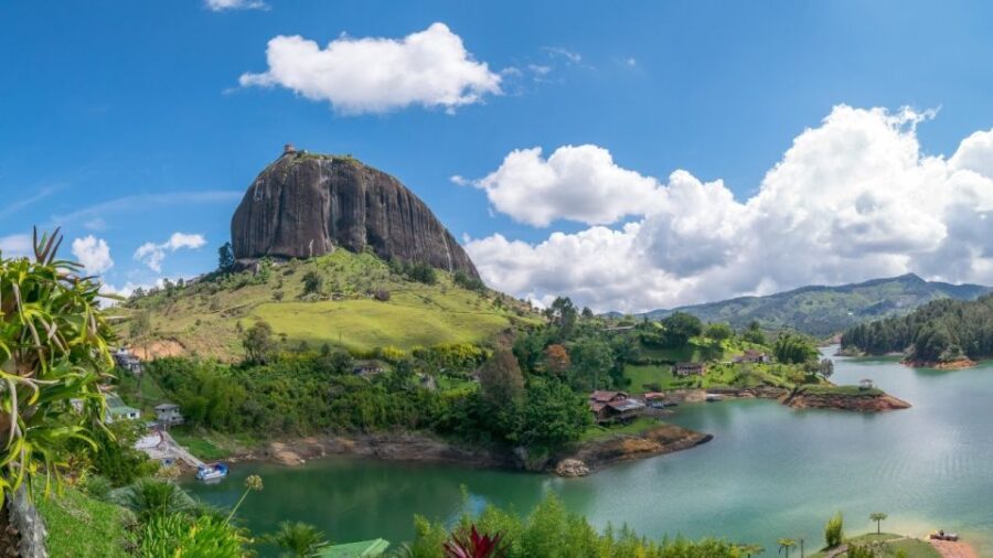 From Medellin: Guatape Lake Boat Tour and El Peñol Rock Hike