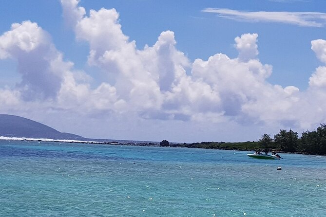 Full-Day Northern Catamaran Cruise: Coin De Mire and Ile Plate Island