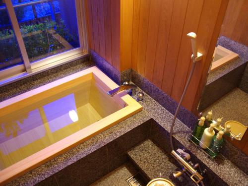 Gero Onsen Yukyunohana - Overview and Location