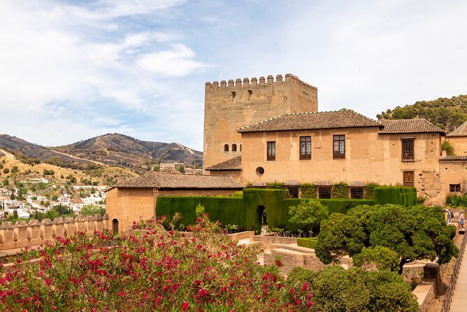 Granada (Alhambra) Scavenger Hunt and Sights Self-Guided Tour