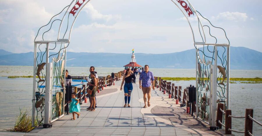 Guadalajara: Lake Chapala and Ajijic Day Trip With Boat Trip