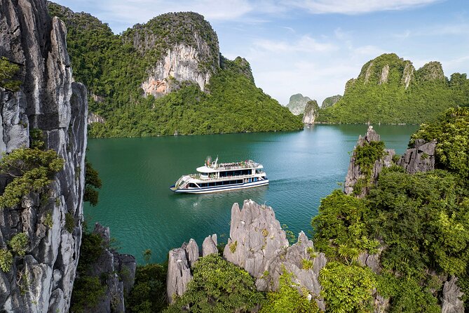 Halong Bay Luxury Cruise Day Trip: Buffet Lunch & Limousine Bus