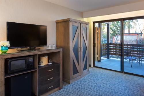 Hotel Azure - Location and Surroundings