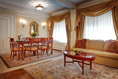 Hotel Elysee by Library Hotel Collection - Hotel Overview and Location
