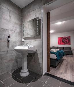 Hotel Joli Bergen - Hotel Overview and Location