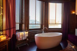 Hotel New York - Location and Overview