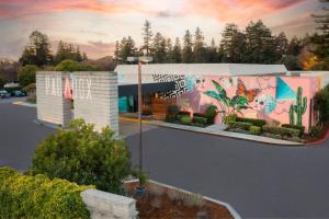 Hotel Paradox, Autograph Collection - Location and Surroundings