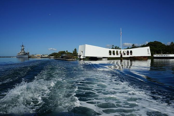 Intimate WWII: Honor Our Heroes and Historic Honolulu Tour With Lunch