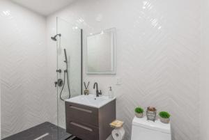 Luxe Studio W Juliet Balcony in Upper East - Property Highlights