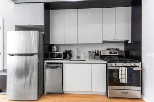 Luxe Studio W Juliet Balcony in Upper East - Property Overview