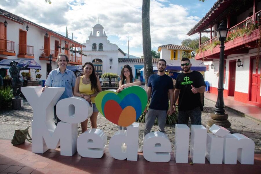 Medellin: Bike City Tour With Local Food and Drink Tastings