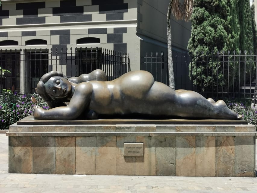 Medellín: City Center Tour Beyond the History and New Valley