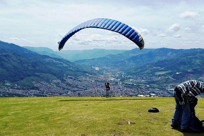 Medellin City Tour Including Paragliding and Food Tasting
