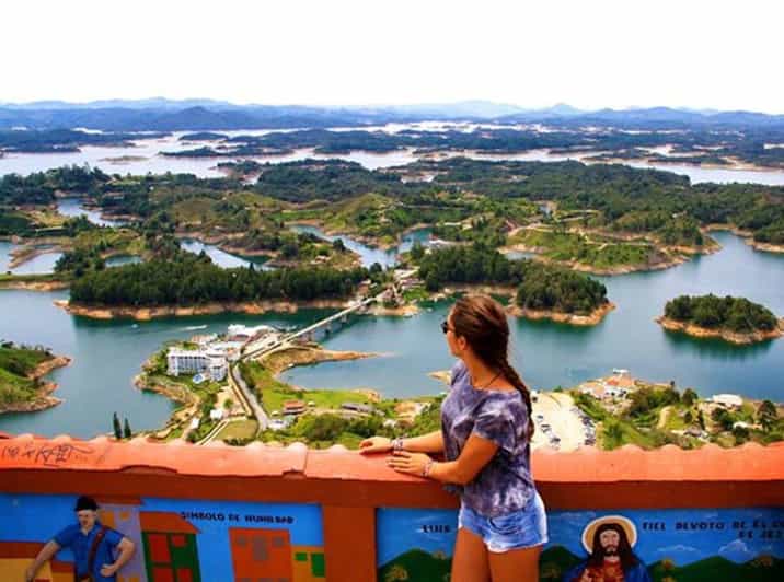 MEDELLÍN: GUATAPÉ, EL PEÑOL + PARAGLIDING!