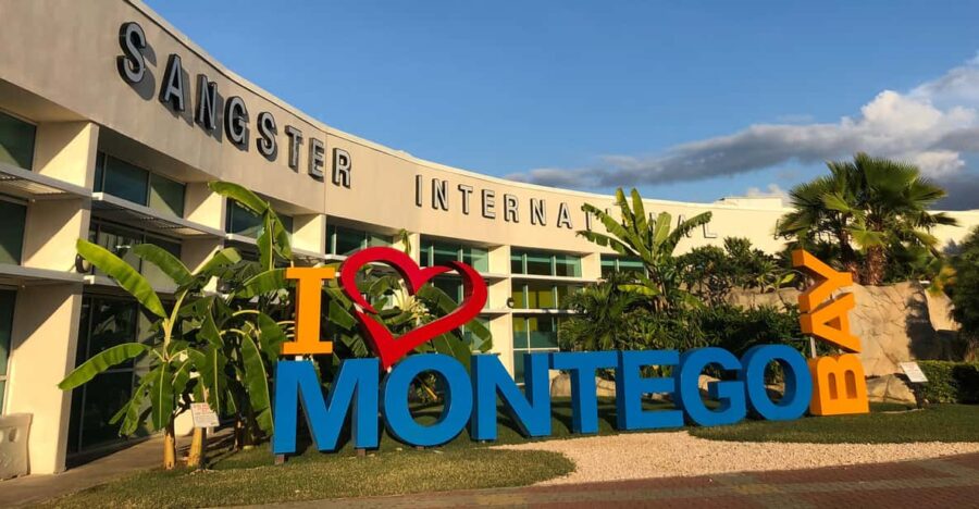 Montego Bay: Airport Transfer to Ocho Rios and Montego Bay
