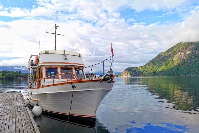 Mostraumen Private Pontoon Cruise