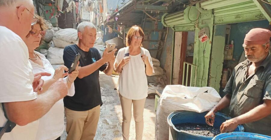 Mumbai: Dharavi Slum and Dhobi Ghat Tour With Train Ride