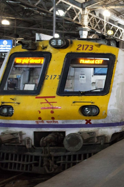 Mumbai: Local Train Ride and City Highlights Day Tour