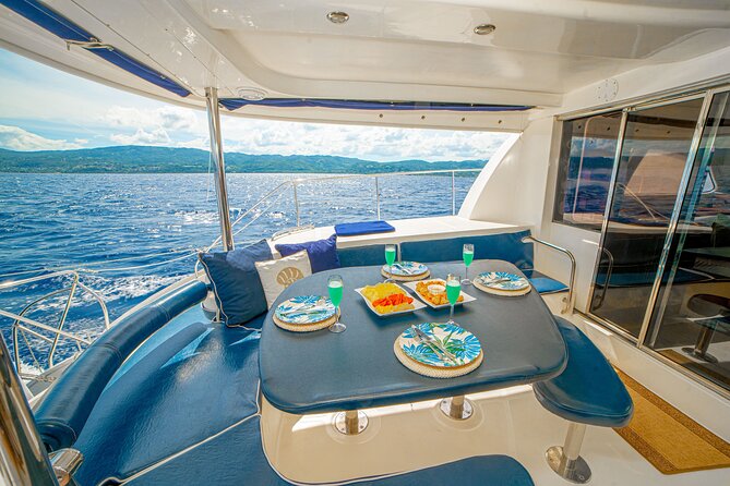 Negril Private Yacht Cruise With Finger Foods and Cocktails Included