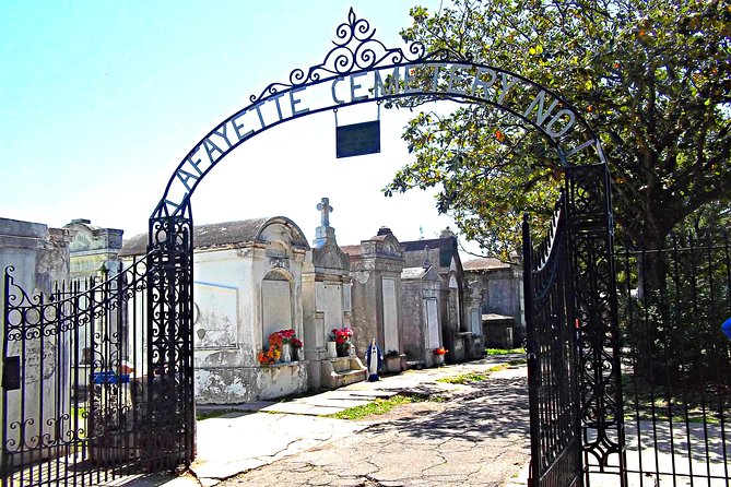 New Orleans Garden District- at Your Own Pace. Downloadable Audiovisual Tour.