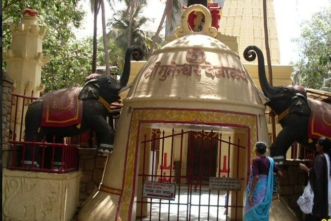 North Mumbai (Bollywood District)Tour With Lunch & Transport
