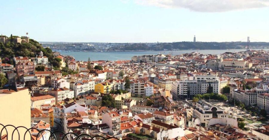 Old Town of Lisbon on Board of a Tuk Tuk- 1hour