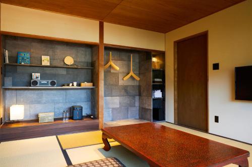 Oomuraya Ryokan - Location and History