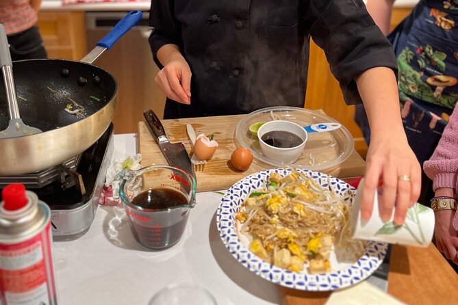 Pad Thai and Summer Rolls Cooking Class With Lunch