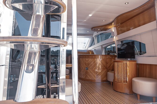 PARTY EXPERIENCE 4h – Private Yacht Tour in the City of Porto