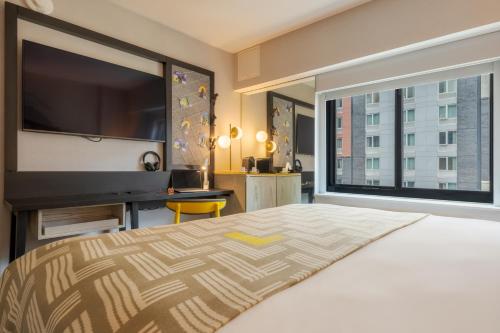 Pestana CR7 Times Square - Hotel Location and Proximity