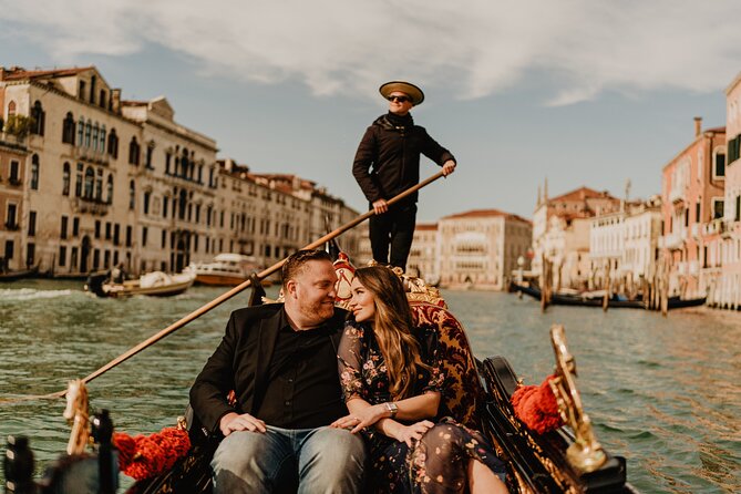 Private Gondola Ride With Professional Photographer in Venice
