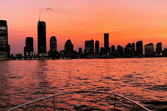 Private Luxury Sunset Boat Tour in New York City - 1 Hour - Exploring the Scenic Manhattan Skyline