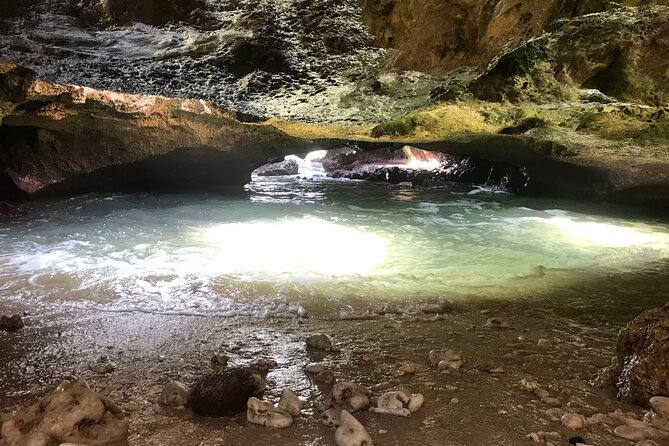Private Mermaid Caves and West Oahu With Ka’Ena Point Hike (Se Habla Español)