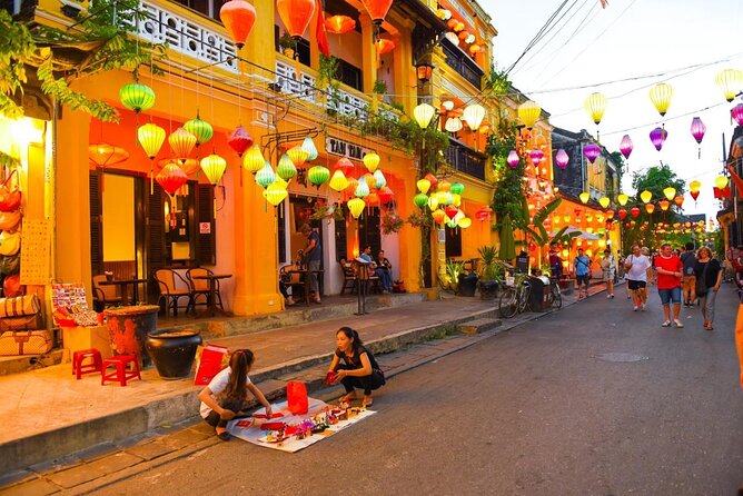 Private Photo Session With a Local Photographer in Hoi an