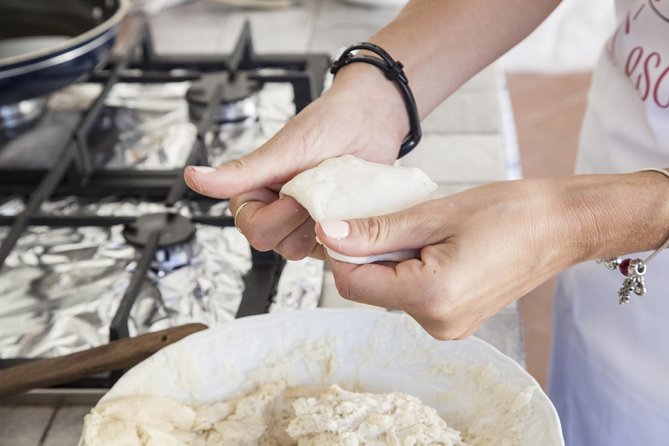 Private Pizza & Tiramisu Class at a Cesarinas Home With Tasting in Pisa - Class Overview