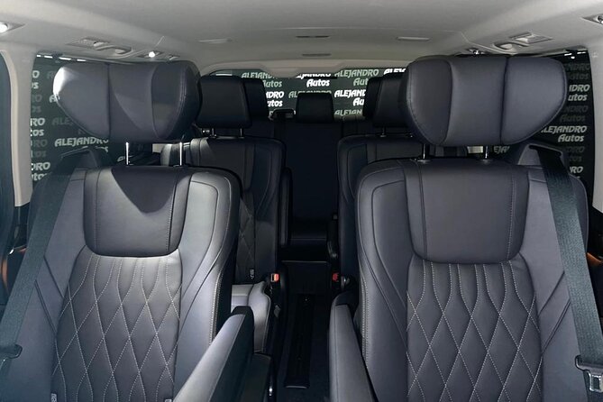 Private Round Trip Transfer: Norman Manley Airport KIN to Ocho Rios by Minivan