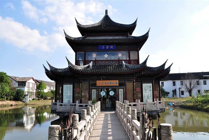 Private Shanghai Layover Tour to Zhaojialou Water Town With City Highlights